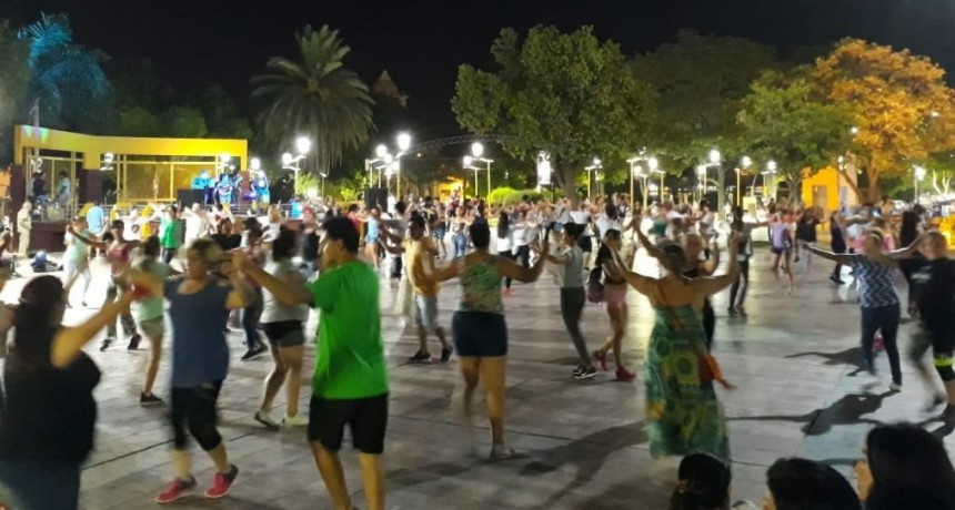 Cientos de vecinos se sumaron una vez m&aacute;s al Taller de Danzas Folcl&oacute;ricas en la Plaza Belgrano   