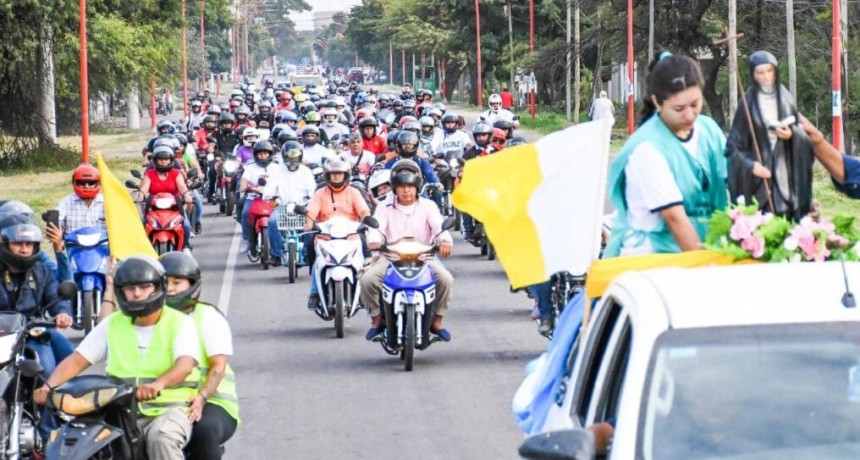 El gobernador Gerardo Zamora acompañó la tradicional peregrinación en moto al santuario de Mama Antula