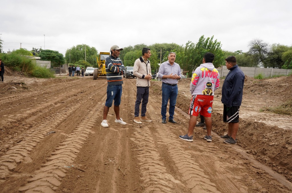 Nediani visitó los trabajos de apertura de calle en el barrio Villa Suaya