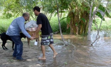  La Municipalidad de La Banda mont&oacute; un amplio despliegue para asistir a las personas afectadas por el desborde del r&iacute;o Dulce