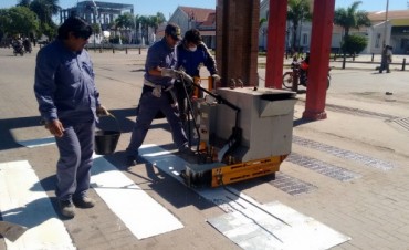 Contin&uacute;an demarcando sendas peatonales en la ciudad