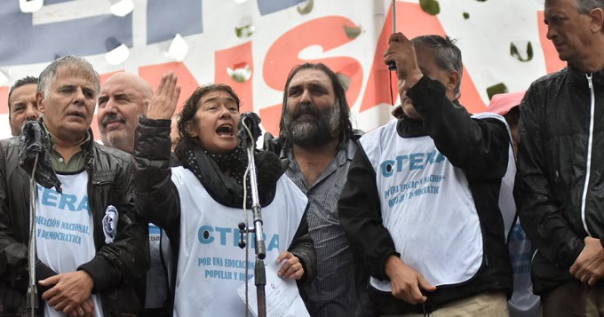 Abrazo simb&oacute;lico de los docentes en el Congreso