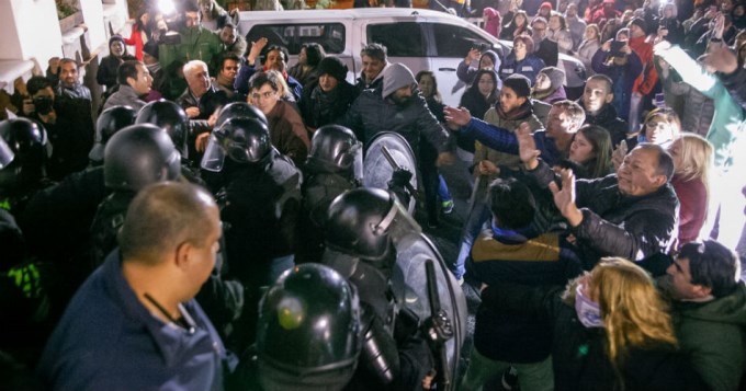 Alicia y Cristina Kirchner, cercadas por una manifestaci&oacute;n