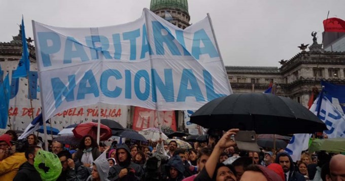 Docentes realizan "abrazo simb&oacute;lico" en el Congreso 