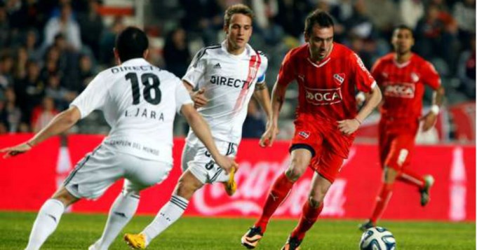 Estudiantes quiere seguir prendido y visita a Independiente 