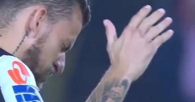 Futbolista recibi&oacute; minuto de silencio... &iexcl;antes de jugar!