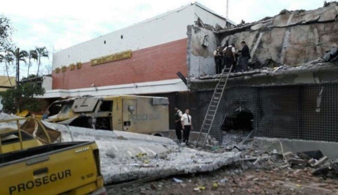 Grupo comando mat&oacute; a polic&iacute;a, incendi&oacute; veh&iacute;culos y se llev&oacute; 40 palos