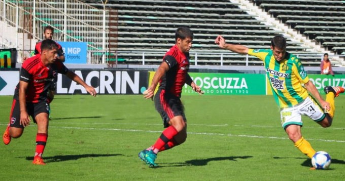 Newells gan&oacute; en Mardel y no le pierde pisada a Boca
