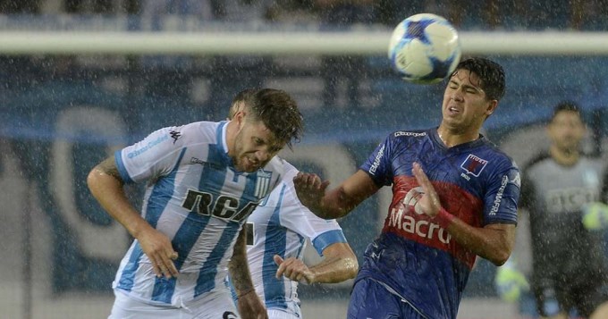 Racing y Tigre "escurren" su partido suspendido