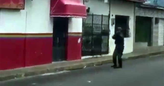Venezolana film&oacute; c&oacute;mo un soldado le dispar&oacute; en la cabeza