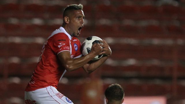 El "Bicho" dio vuelta un partido clave ante Uni&oacute;n en La Paternal