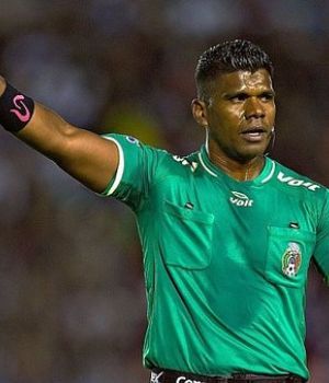 En M&eacute;xico despidieron a refer&iacute; por negro