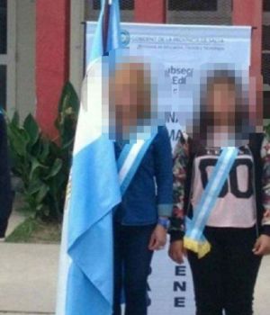 En pleno acto, escolta de la bandera juega con el celular
