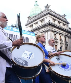 Huelga docente frente al Congreso y el Obelisco
