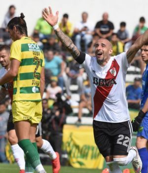 River arranc&oacute; mal pero se lo dio vuelta a Defensa en Varela