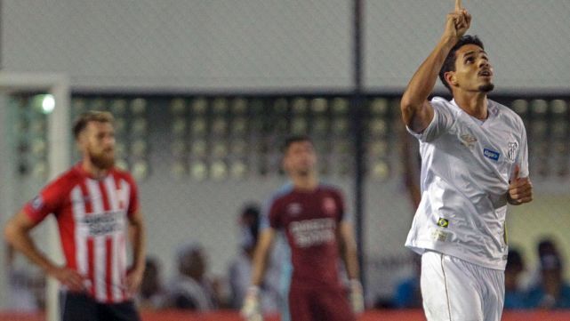 Santos acost&oacute; al Pincha y le complic&oacute; la vida en el grupo