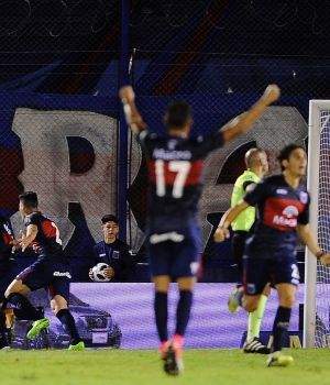 Tigre noque&oacute; al Lobo con un "cachetazo" final