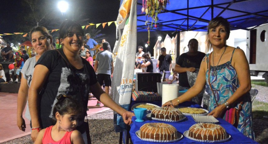 Exitoso carnaval y feria itinerante convoc&oacute; a cientos de vecinos en la Plaza Mauricio Rojas