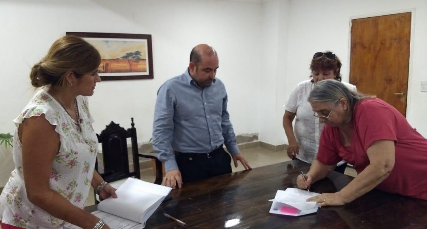  El intendente Mirolo firm&oacute; un convenio para reactivar el trabajo de las bibliotecas de la ciudad