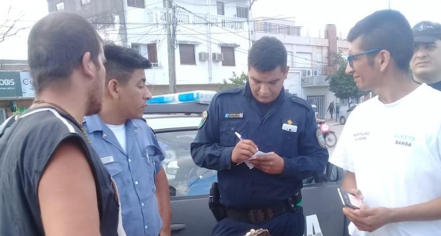 Alerta Banda recuper&oacute; una guitarra robada por un indigente con un gran operativo de monitoreo