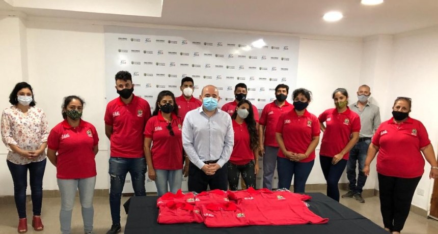 EL INTENDENTE ENTREG&Oacute; UNIFORMES AL PERSONAL DEL &Aacute;REA DE DESARROLLO SOCIAL DEL CIC SAN CARLOS