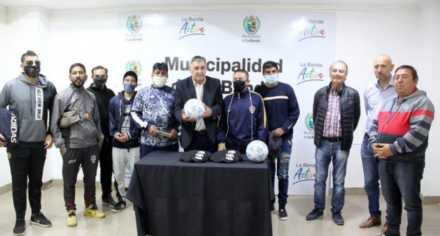 EL INTENDENTE NEDIANI ENTREG&Oacute; ELEMENTOS DEPORTIVOS AL EQUIPO DE FUTBOL ADAPTADO PARA CIEGOS &lsquo;LOS LEONES&rsquo;