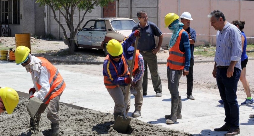 INSPECCIONAN OBRA DE PAVIMENTACI&Oacute;N DE CALLE ANTONINO TABOADA