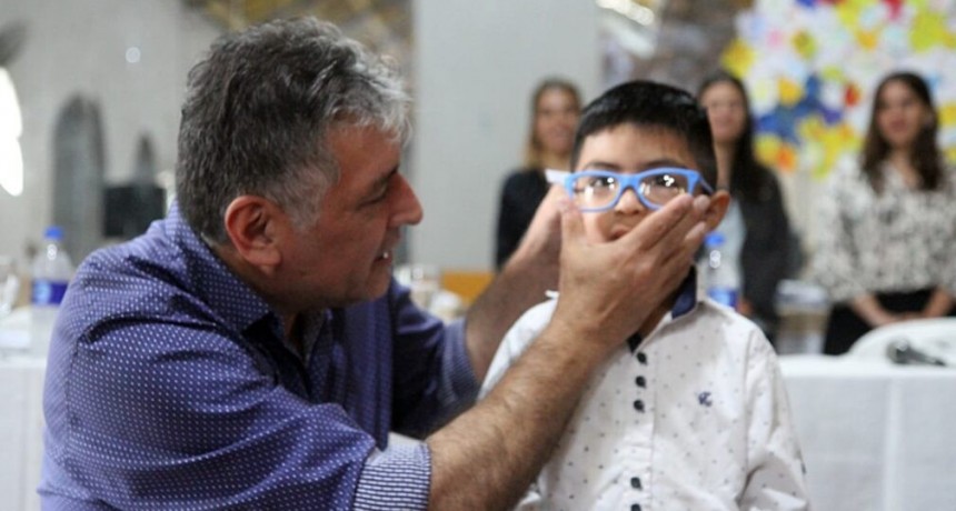 REALIZAN NUEVA ENTREGA DE ANTEOJOS PARA VECINOS BANDE&Ntilde;OS