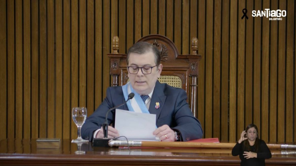 Gerardo Zamora inauguró el acto por el Día de la Autonomía Provincial