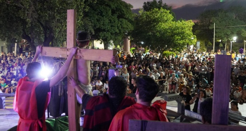 El intendente Nediani acompañó el Vía Crucis interparroquial en la Plaza Belgrano 