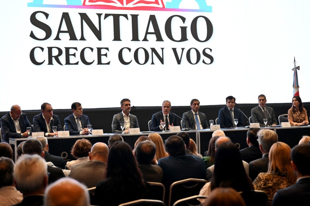 El Gobernador firm&oacute; convenios con el CFI en el marco del programa Santiago Crece Con Vos