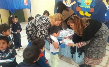 La comuna entrega indumentaria escolar a los jardines de infantes municipales   
