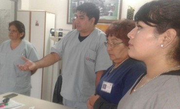 Dictan una charla sobre la importancia de la higiene en las manos