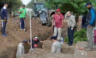  El intendente Mirolo puso en marcha la extensi&oacute;n de las redes de agua y cloacas para el barrio Independencia
