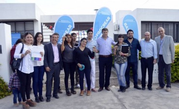 Mirolo particip&oacute; de la entrega de viviendas en el barrio Procrear