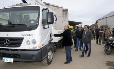 El intendente Mirolo present&oacute; un nuevo veh&iacute;culo elevador que reforzar&aacute; el trabajo de Iluminaci&oacute;n