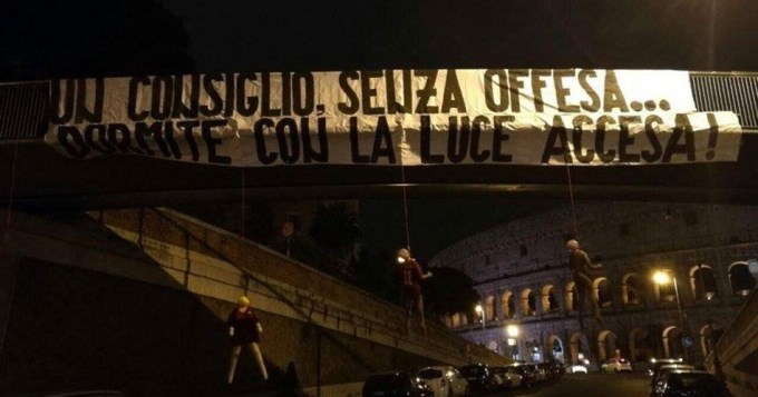 All&aacute; tambi&eacute;n pasa: barras de la Roma amenazaron al plantel