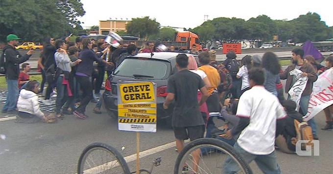 Automovilista encolerizado pas&oacute; por arriba a piqueteros