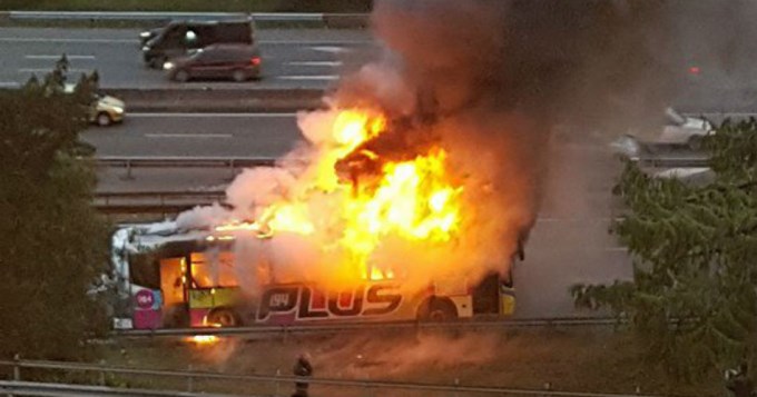 Colectivo se incendi&oacute; en la General Paz y provoc&oacute; caos