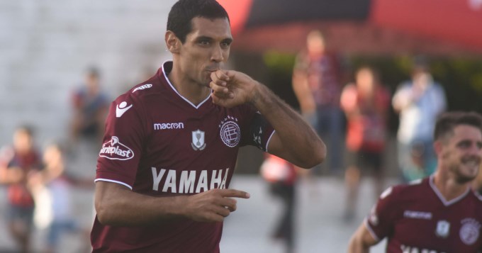 Gracias a "Pepe", Lan&uacute;s se arrima a las copas