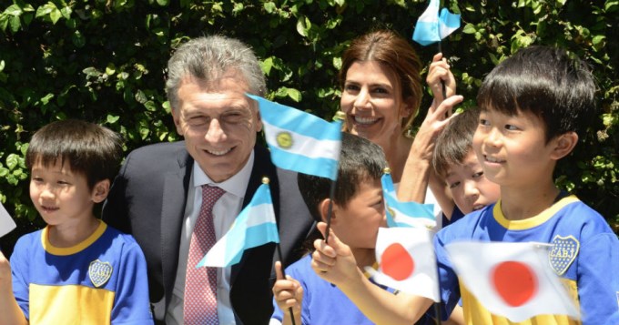 Macri salud&oacute; a los chicos de la escuela de Boca en Jap&oacute;n