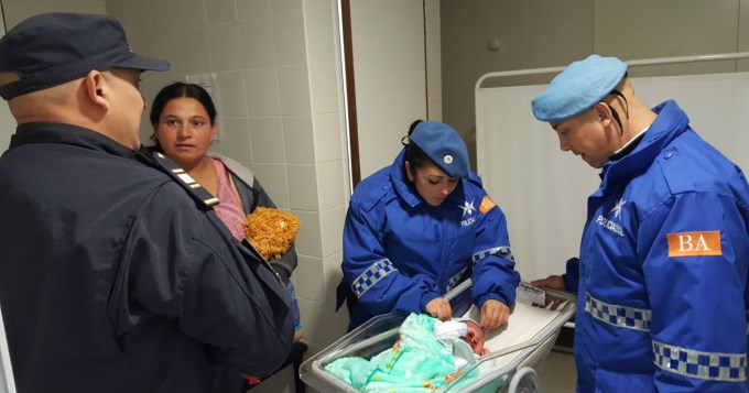 "Poliparteros" ayudaron a mujer a dar a luz en un auto