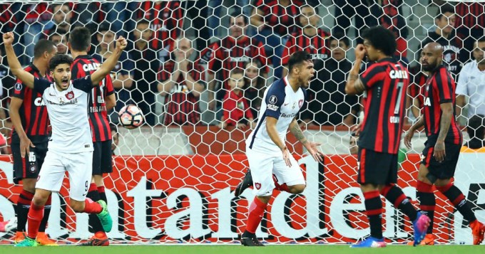 San Lorenzo logr&oacute; un contundente e hist&oacute;rico triunfo en Brasil para seguir vivo