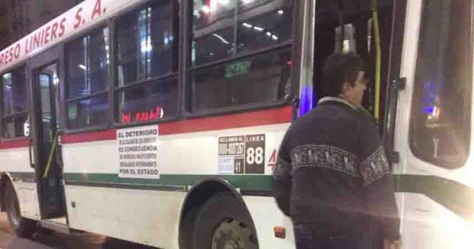 Subi&oacute; al bondi y colectivero la sorprendi&oacute; con patada en el pecho