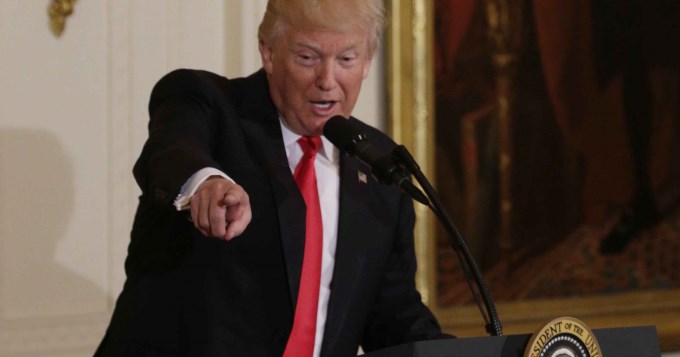 Trump amenaz&oacute; ex director del FBI para evitar filtraciones