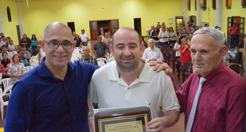 Mirolo recibi&oacute; una plaqueta de reconocimiento de manos de pastores evang&eacute;licos