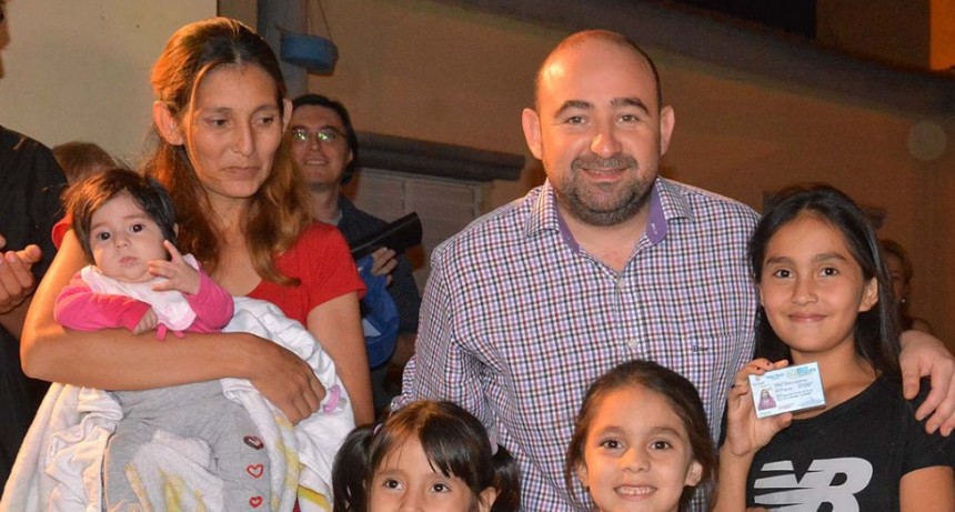 El intendente hizo entrega de carn&eacute;s del Boleto Estudiantil Gratuito a una familia   