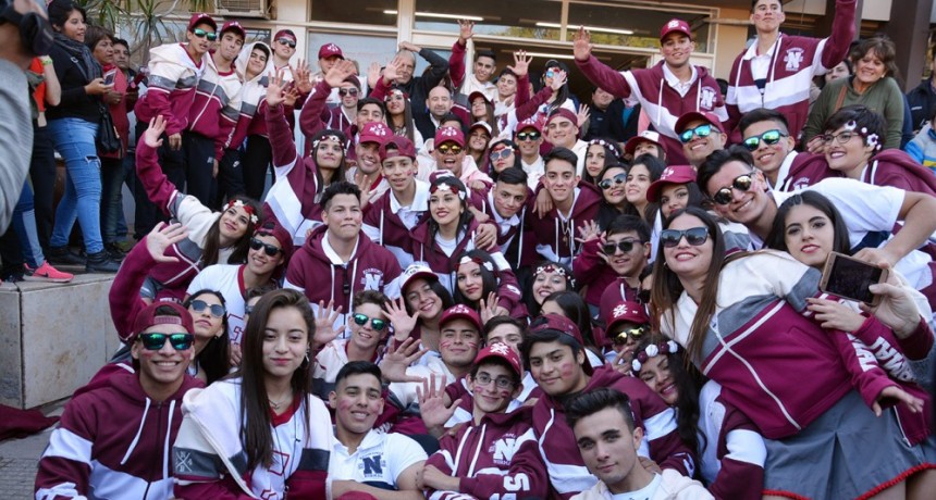 Alumnos de la Normal visitaron al intendente Mirolo durante su presentaci&oacute;n de camperas