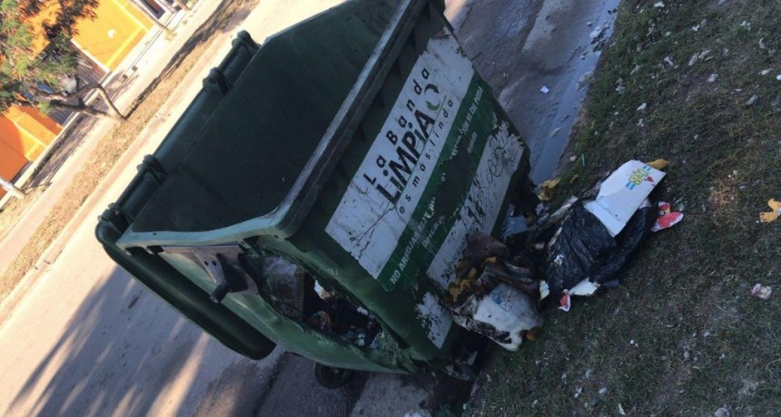 Otro contenedor quemado genera repudio en vecinos y de autoridades bande&ntilde;os