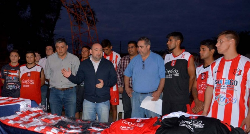 El intendente Mirolo entreg&oacute; indumentaria deportiva al Club Agua y Energ&iacute;a
